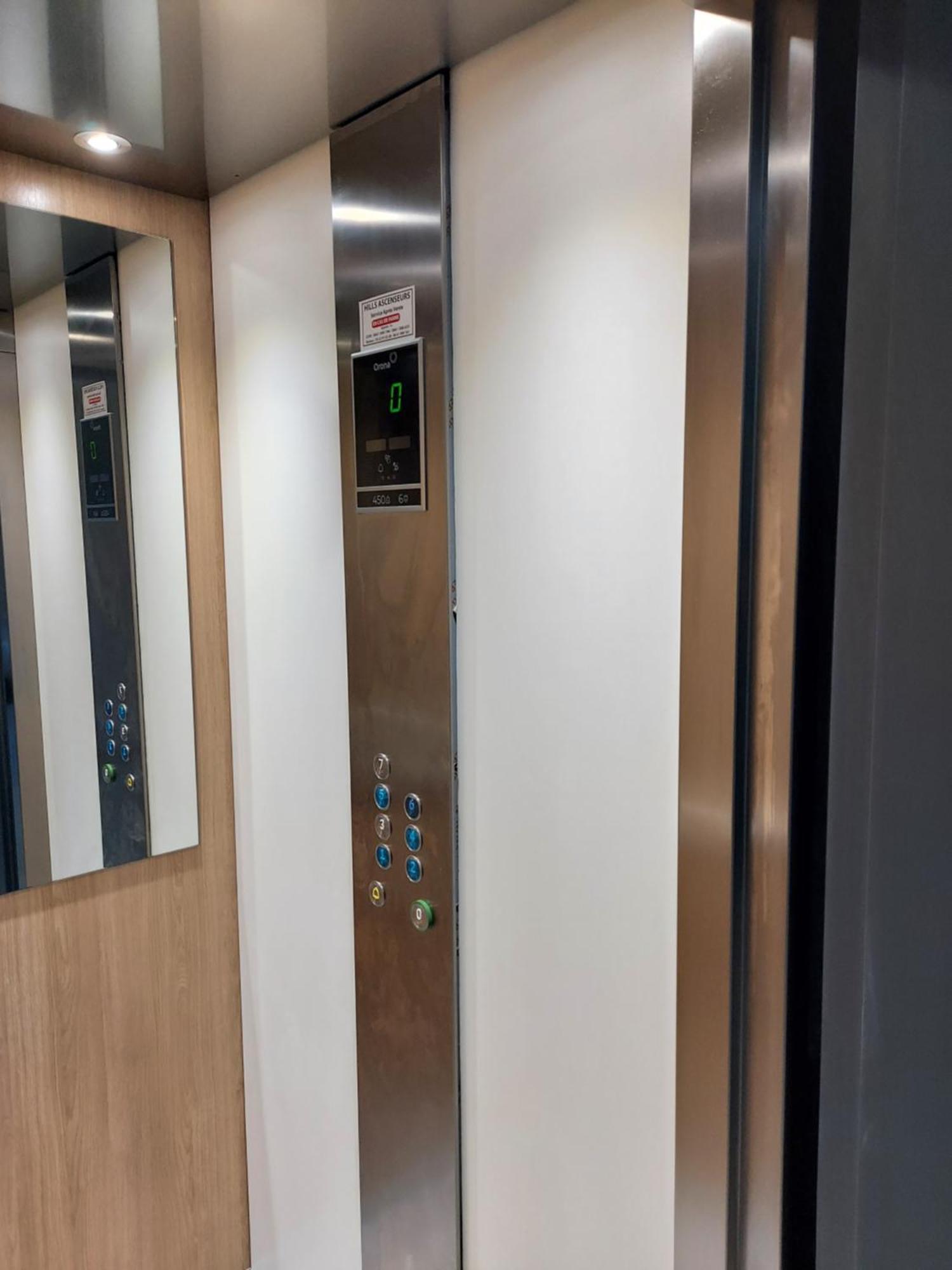 Modern Apartment Opposite The Hassan2 Mosque, Very Well Equipped And Stylish, 85 M2 With Gym And Direct Sea View With Underground Garage , Prohibits Unmarried Couples Of Arab Origin คาซาบลังกา ภายนอก รูปภาพ